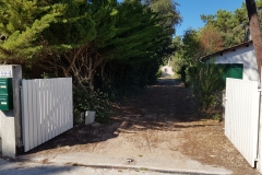 Entrée de la maison située au fond de l'allée
